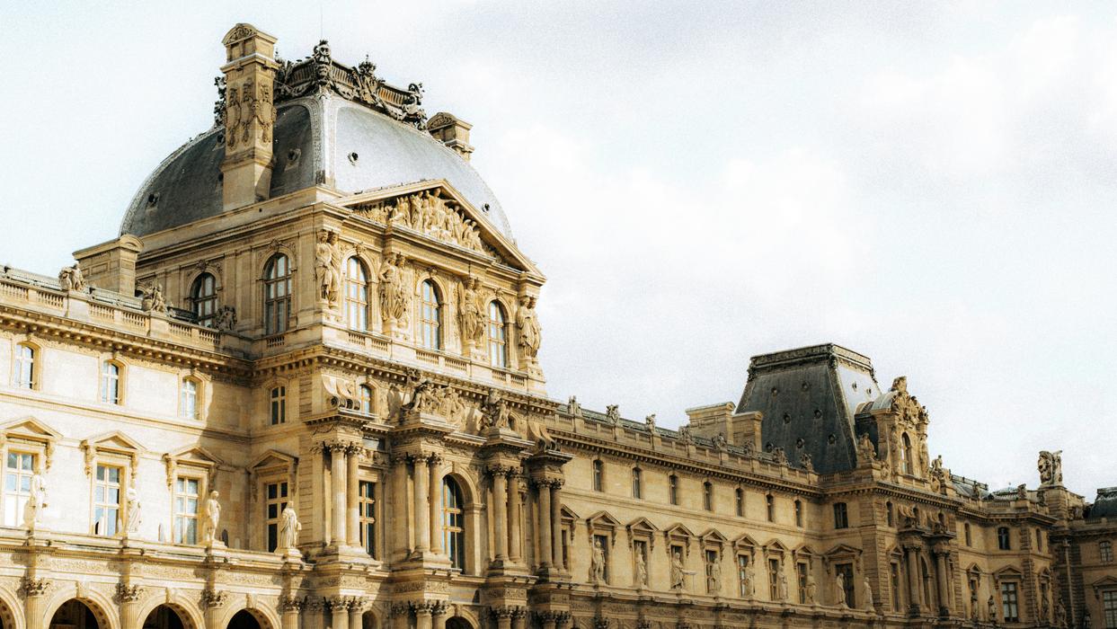 A Literary Analysis of November in Paris